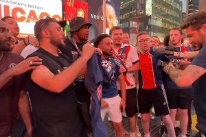 气氛热烈！众多巴黎球迷聚集在时代广场，载歌载舞为球队助威